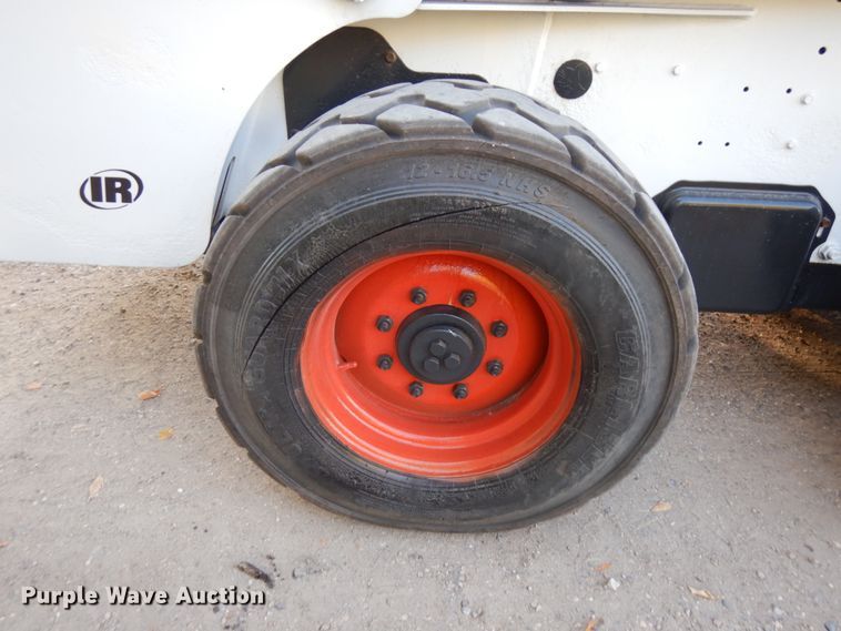 image for item JQ9277 2005 Bobcat S220  skid steer loader