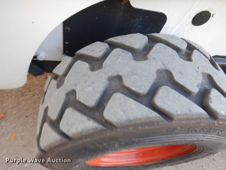 image for item JQ9277 2005 Bobcat S220  skid steer loader