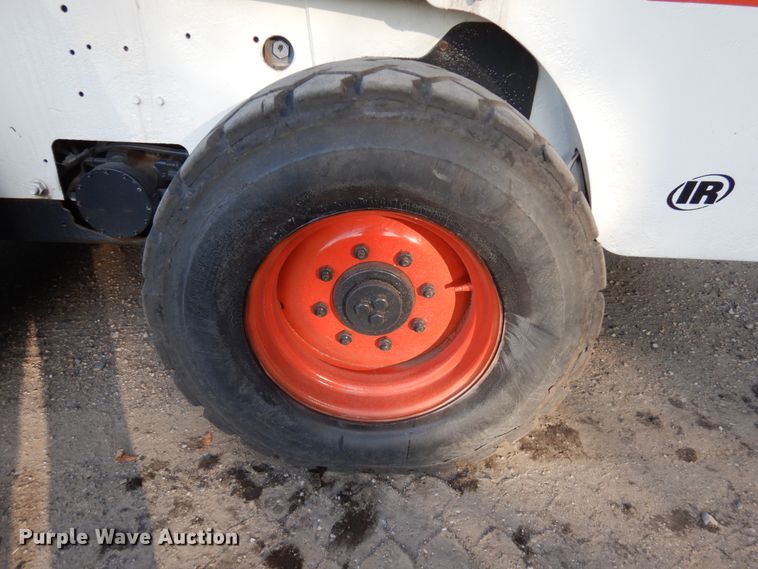 image for item JQ9277 2005 Bobcat S220  skid steer loader