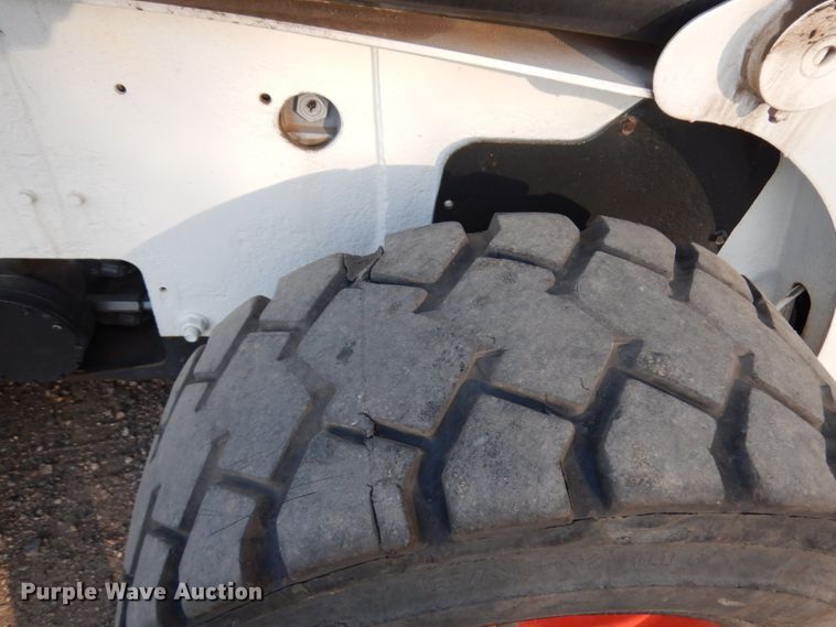 image for item JQ9277 2005 Bobcat S220  skid steer loader