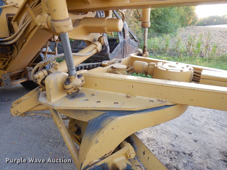 image for item JQ9279 1983 Caterpillar 140G  motor grader