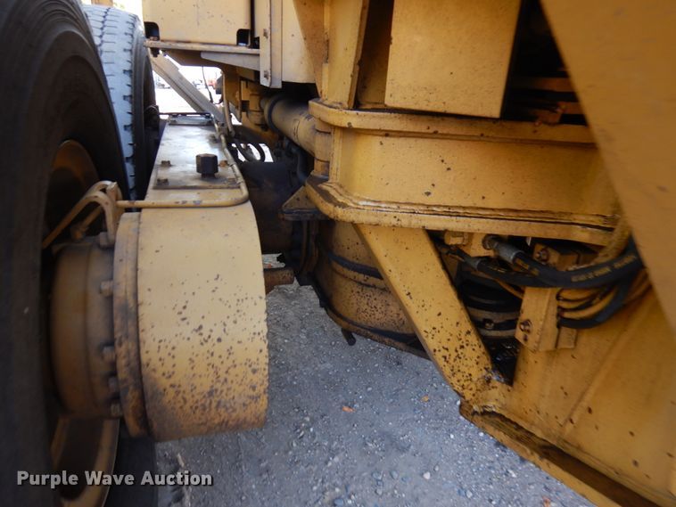 image for item JQ9279 1983 Caterpillar 140G  motor grader