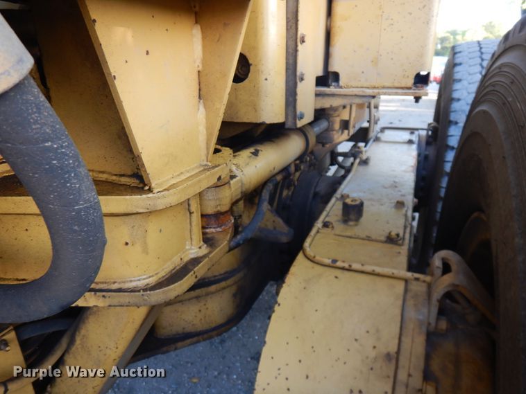 image for item JQ9279 1983 Caterpillar 140G  motor grader