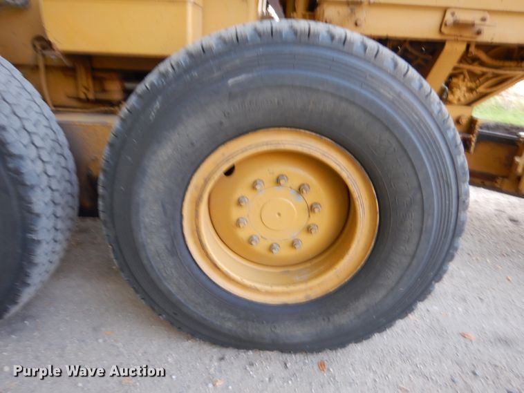 image for item JQ9279 1983 Caterpillar 140G  motor grader