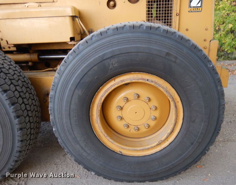 image for item JQ9279 1983 Caterpillar 140G  motor grader