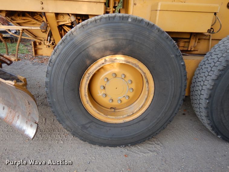 image for item JQ9279 1983 Caterpillar 140G  motor grader