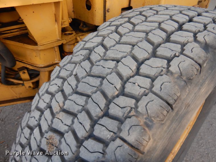 image for item JQ9279 1983 Caterpillar 140G  motor grader