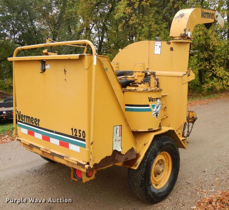 image for item JQ9324 1997 Vermeer 1250BC  wood chipper