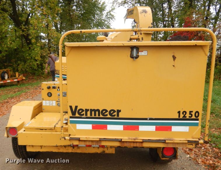 image for item JQ9324 1997 Vermeer 1250BC  wood chipper