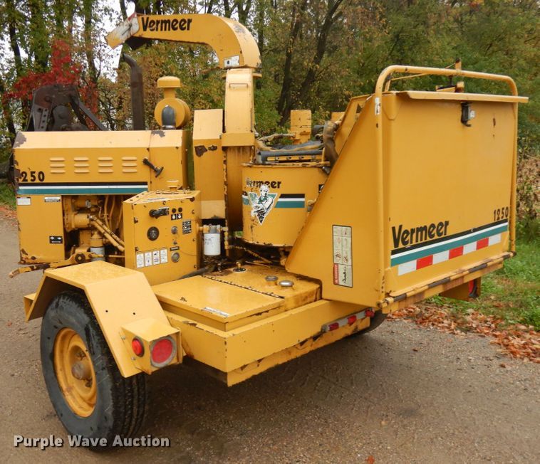 image for item JQ9324 1997 Vermeer 1250BC  wood chipper