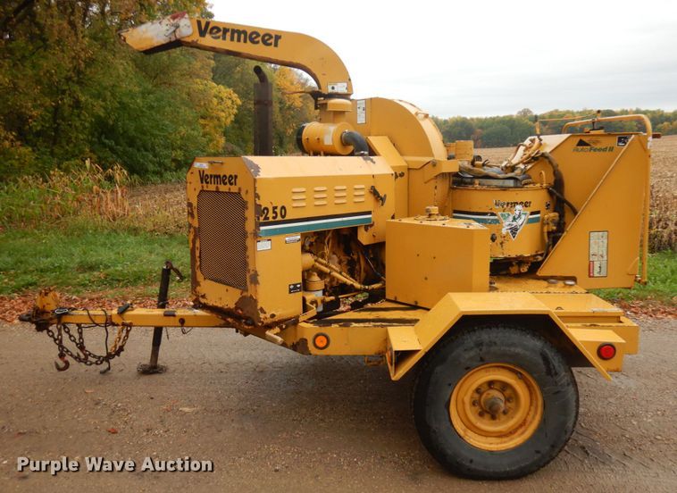 image for item JQ9324 1997 Vermeer 1250BC  wood chipper