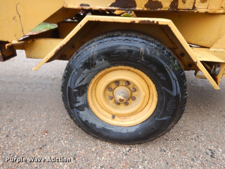 image for item JQ9324 1997 Vermeer 1250BC  wood chipper