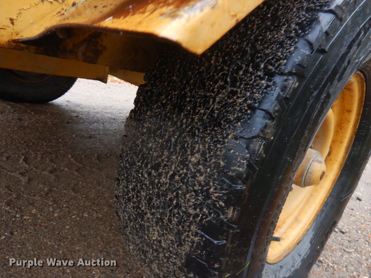 image for item JQ9324 1997 Vermeer 1250BC  wood chipper