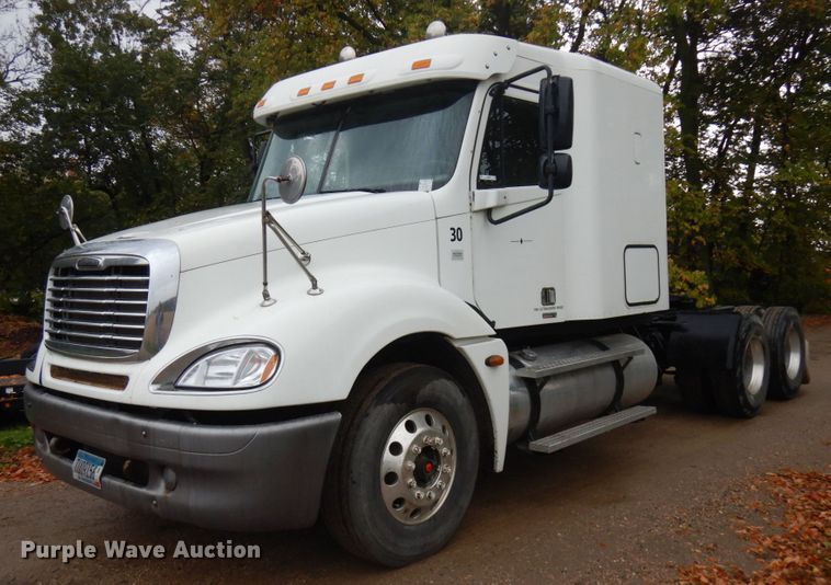 image for item JQ9326 2006 Freightliner Columbia 120  semi truck