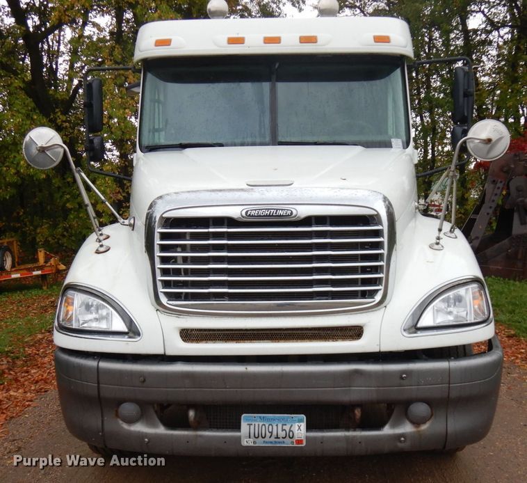 image for item JQ9326 2006 Freightliner Columbia 120  semi truck