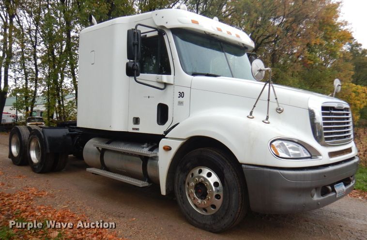 image for item JQ9326 2006 Freightliner Columbia 120  semi truck