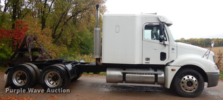 image for item JQ9326 2006 Freightliner Columbia 120  semi truck