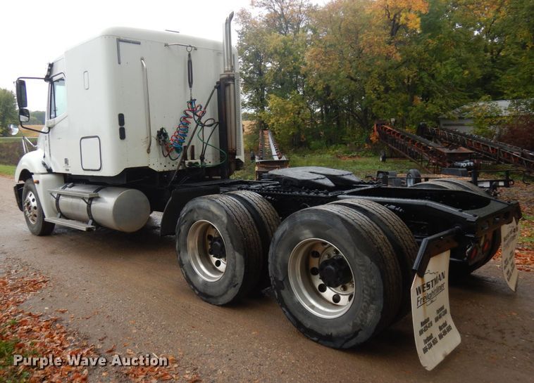 image for item JQ9326 2006 Freightliner Columbia 120  semi truck