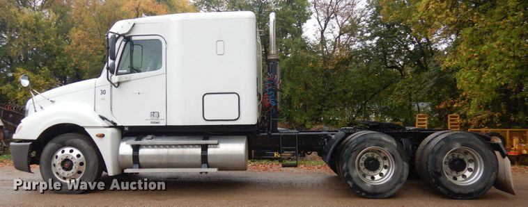 image for item JQ9326 2006 Freightliner Columbia 120  semi truck