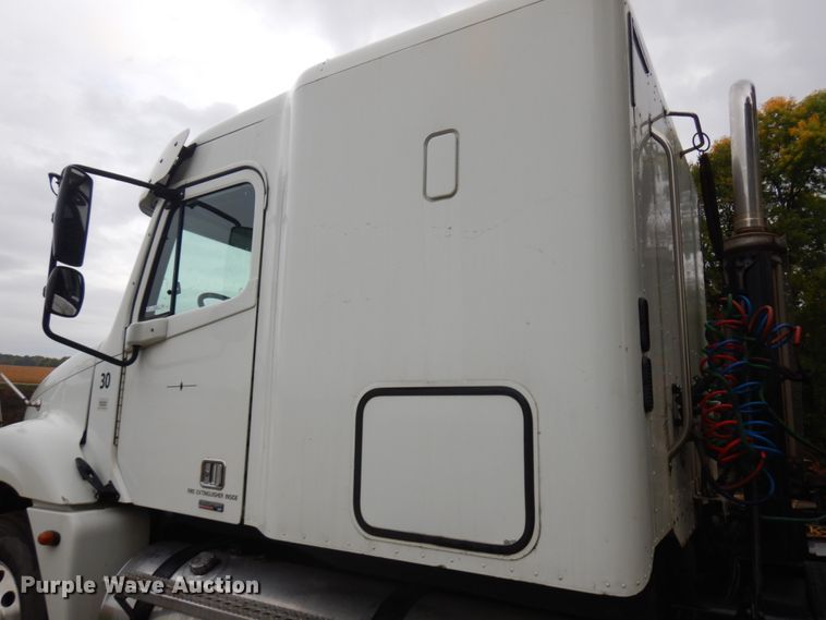 image for item JQ9326 2006 Freightliner Columbia 120  semi truck