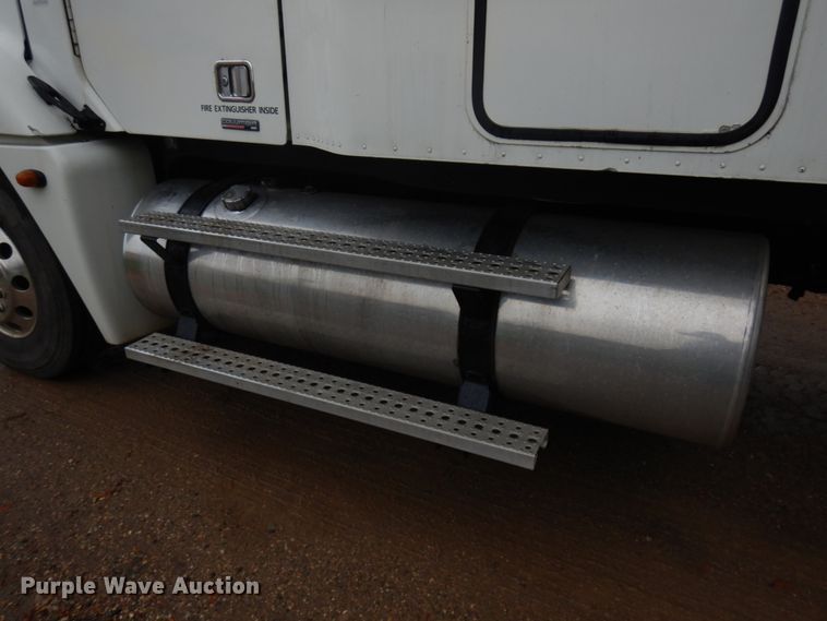 image for item JQ9326 2006 Freightliner Columbia 120  semi truck