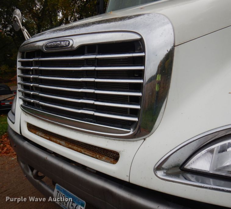 image for item JQ9326 2006 Freightliner Columbia 120  semi truck