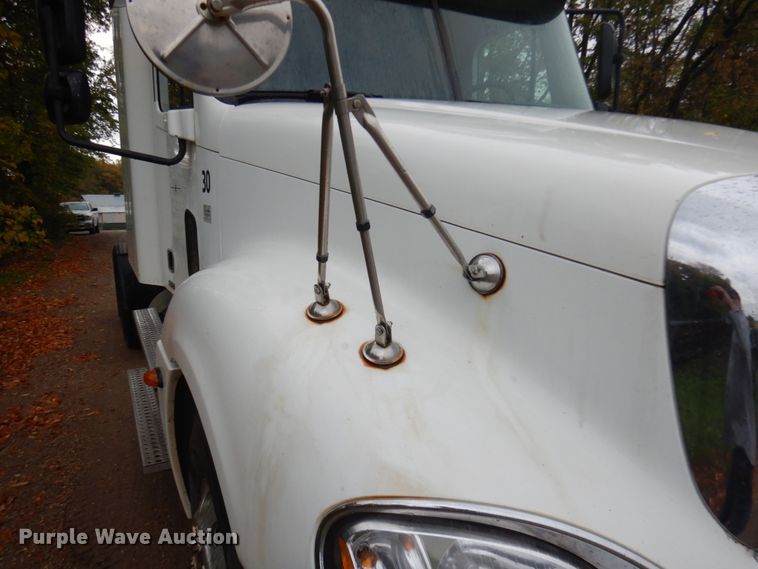 image for item JQ9326 2006 Freightliner Columbia 120  semi truck