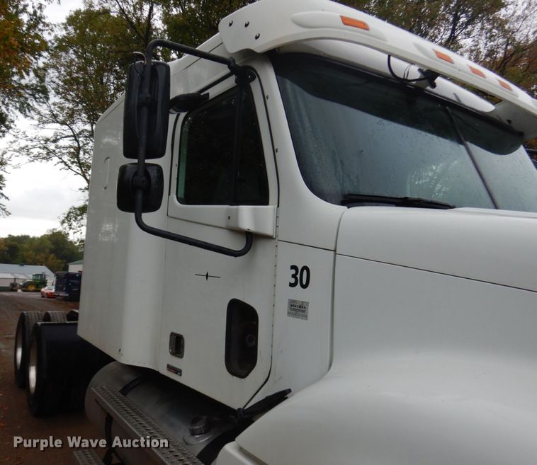 image for item JQ9326 2006 Freightliner Columbia 120  semi truck