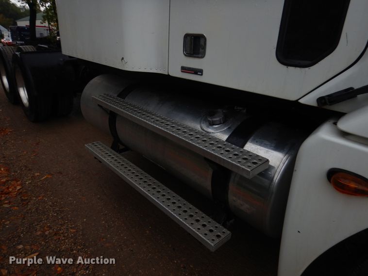 image for item JQ9326 2006 Freightliner Columbia 120  semi truck