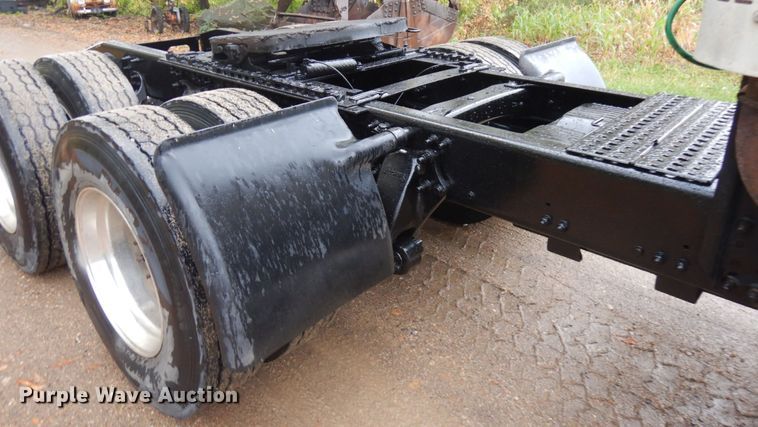 image for item JQ9326 2006 Freightliner Columbia 120  semi truck