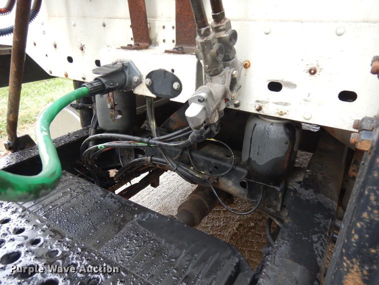 image for item JQ9326 2006 Freightliner Columbia 120  semi truck