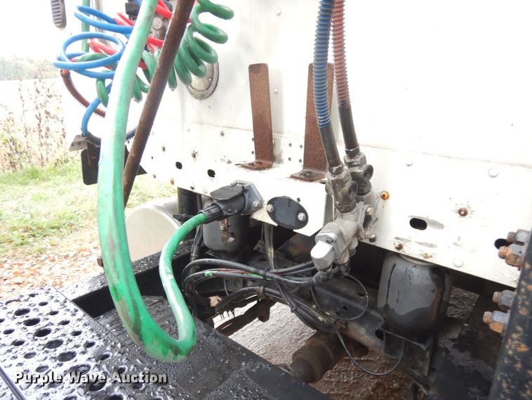 image for item JQ9326 2006 Freightliner Columbia 120  semi truck