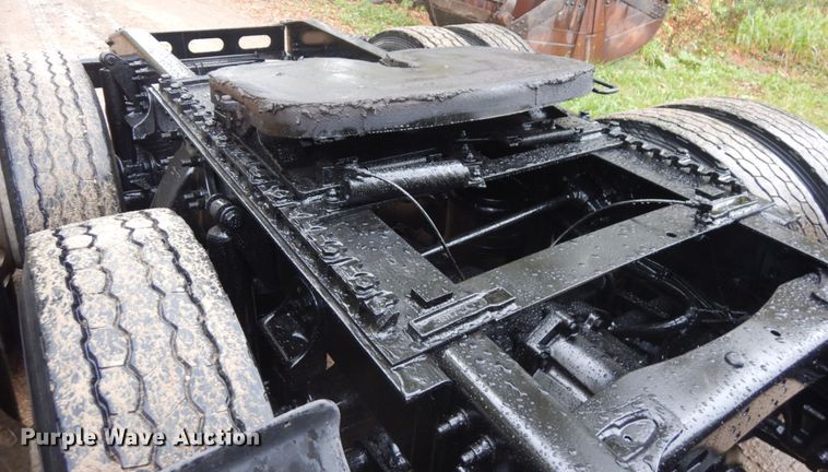 image for item JQ9326 2006 Freightliner Columbia 120  semi truck