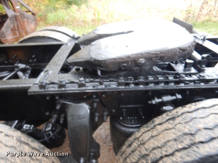 image for item JQ9326 2006 Freightliner Columbia 120  semi truck