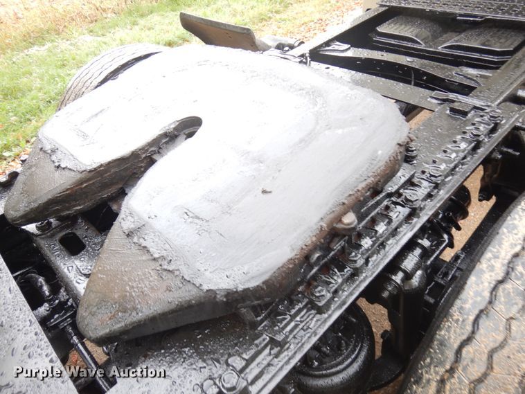 image for item JQ9326 2006 Freightliner Columbia 120  semi truck