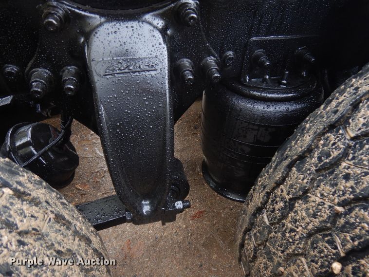 image for item JQ9326 2006 Freightliner Columbia 120  semi truck