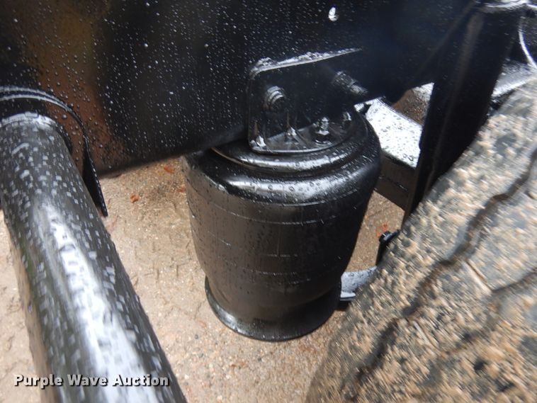 image for item JQ9326 2006 Freightliner Columbia 120  semi truck