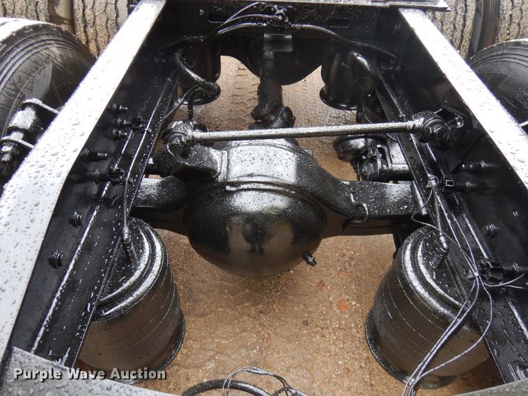 image for item JQ9326 2006 Freightliner Columbia 120  semi truck