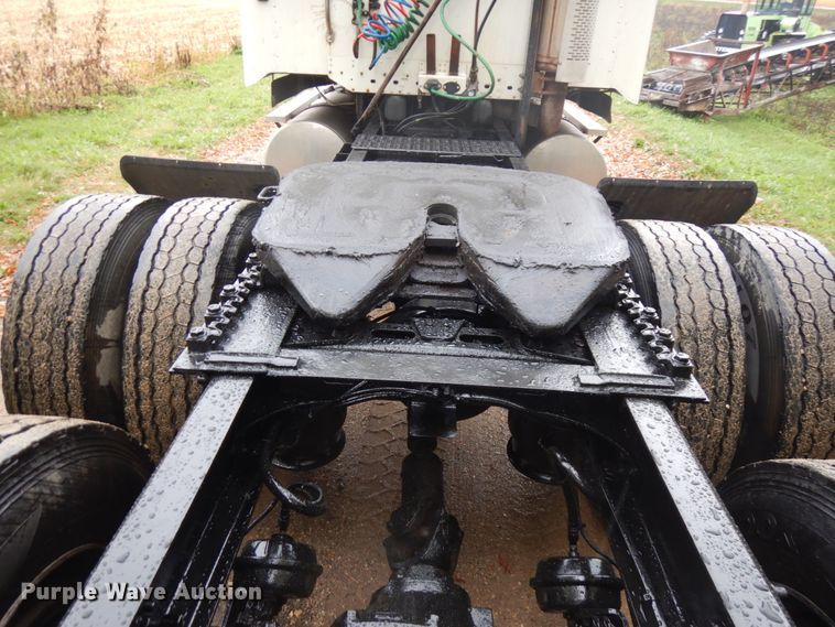 image for item JQ9326 2006 Freightliner Columbia 120  semi truck