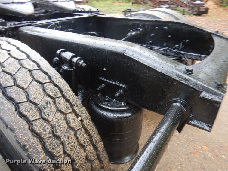 image for item JQ9326 2006 Freightliner Columbia 120  semi truck