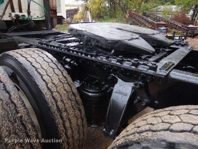 image for item JQ9326 2006 Freightliner Columbia 120  semi truck