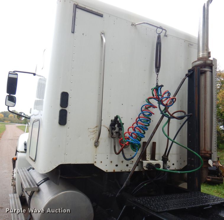 image for item JQ9326 2006 Freightliner Columbia 120  semi truck