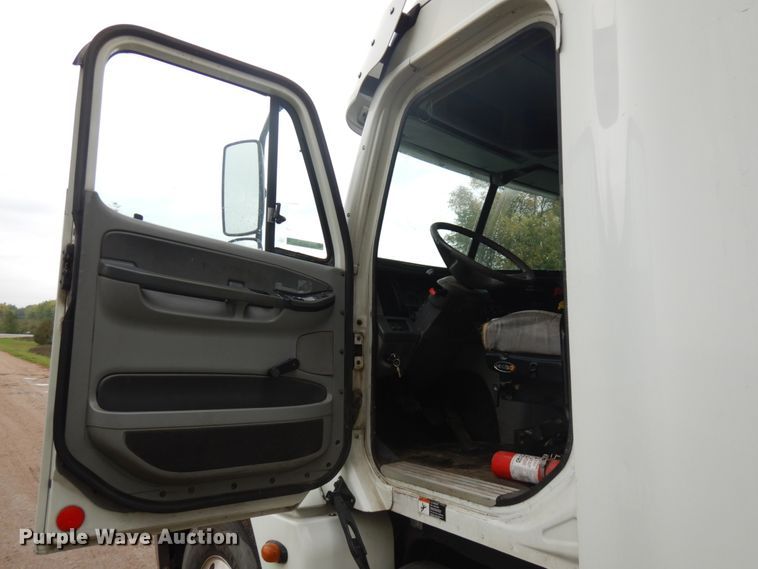 image for item JQ9326 2006 Freightliner Columbia 120  semi truck