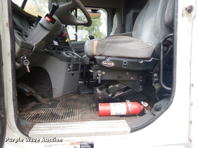 image for item JQ9326 2006 Freightliner Columbia 120  semi truck