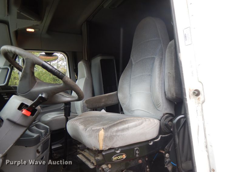 image for item JQ9326 2006 Freightliner Columbia 120  semi truck