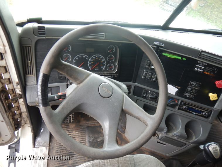 image for item JQ9326 2006 Freightliner Columbia 120  semi truck