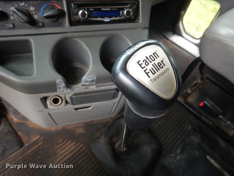 image for item JQ9326 2006 Freightliner Columbia 120  semi truck