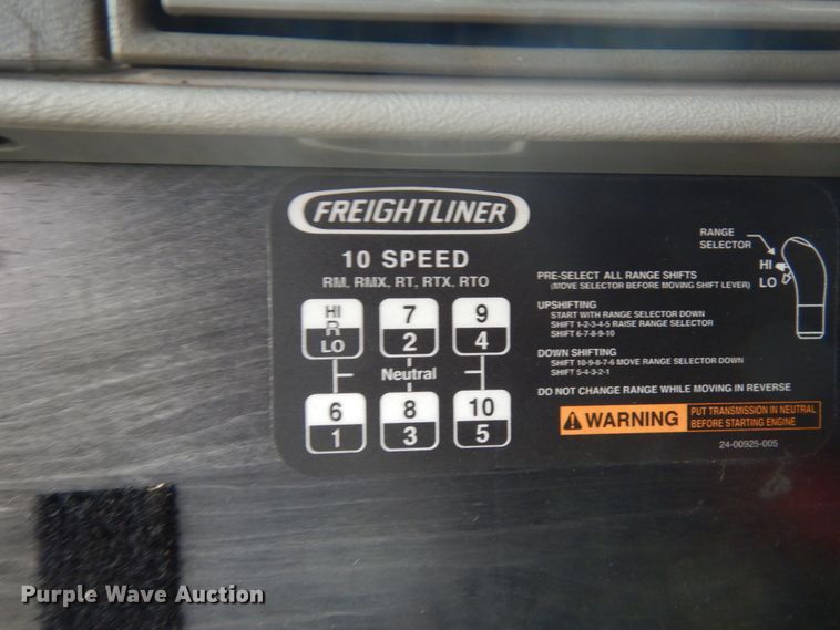 image for item JQ9326 2006 Freightliner Columbia 120  semi truck