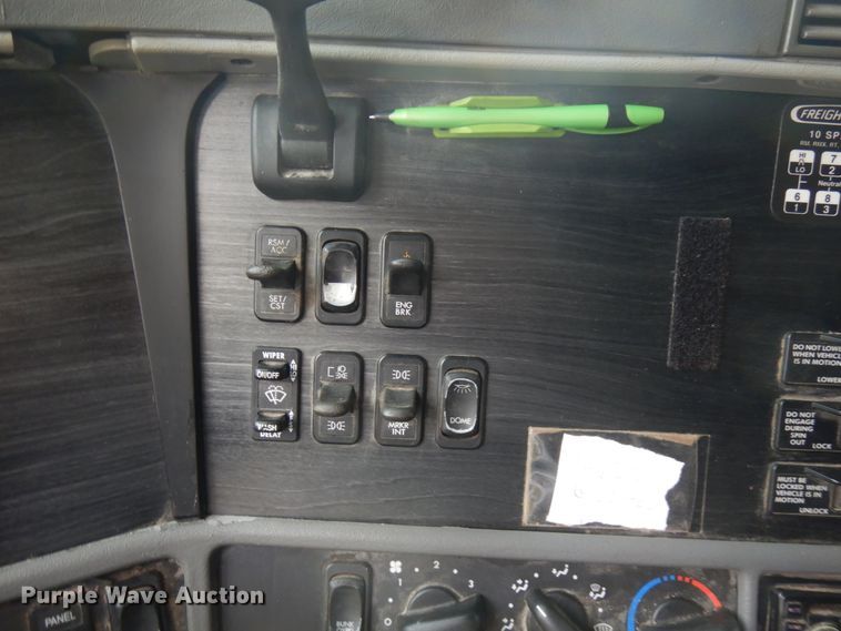 image for item JQ9326 2006 Freightliner Columbia 120  semi truck