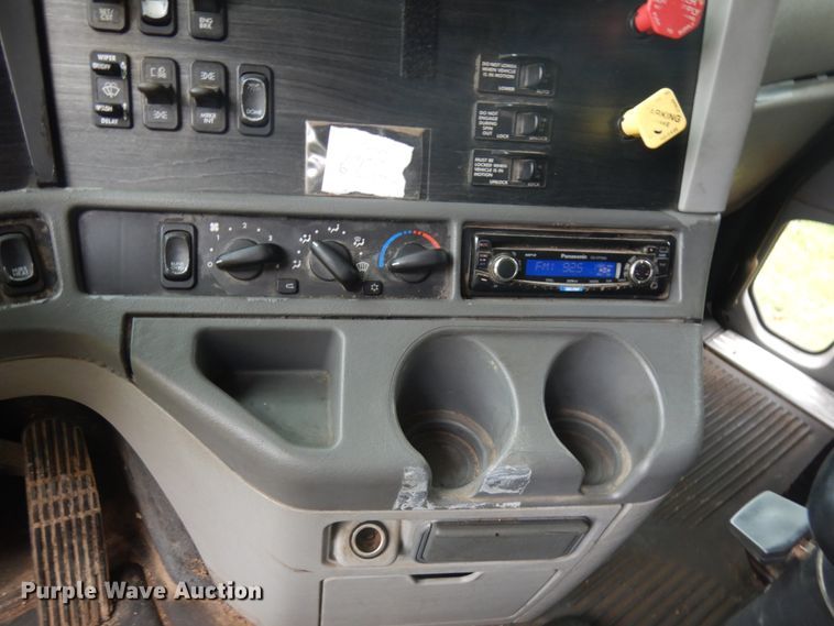 image for item JQ9326 2006 Freightliner Columbia 120  semi truck